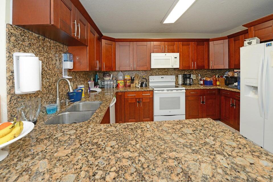 21904 N Palmetto Circle North Circle