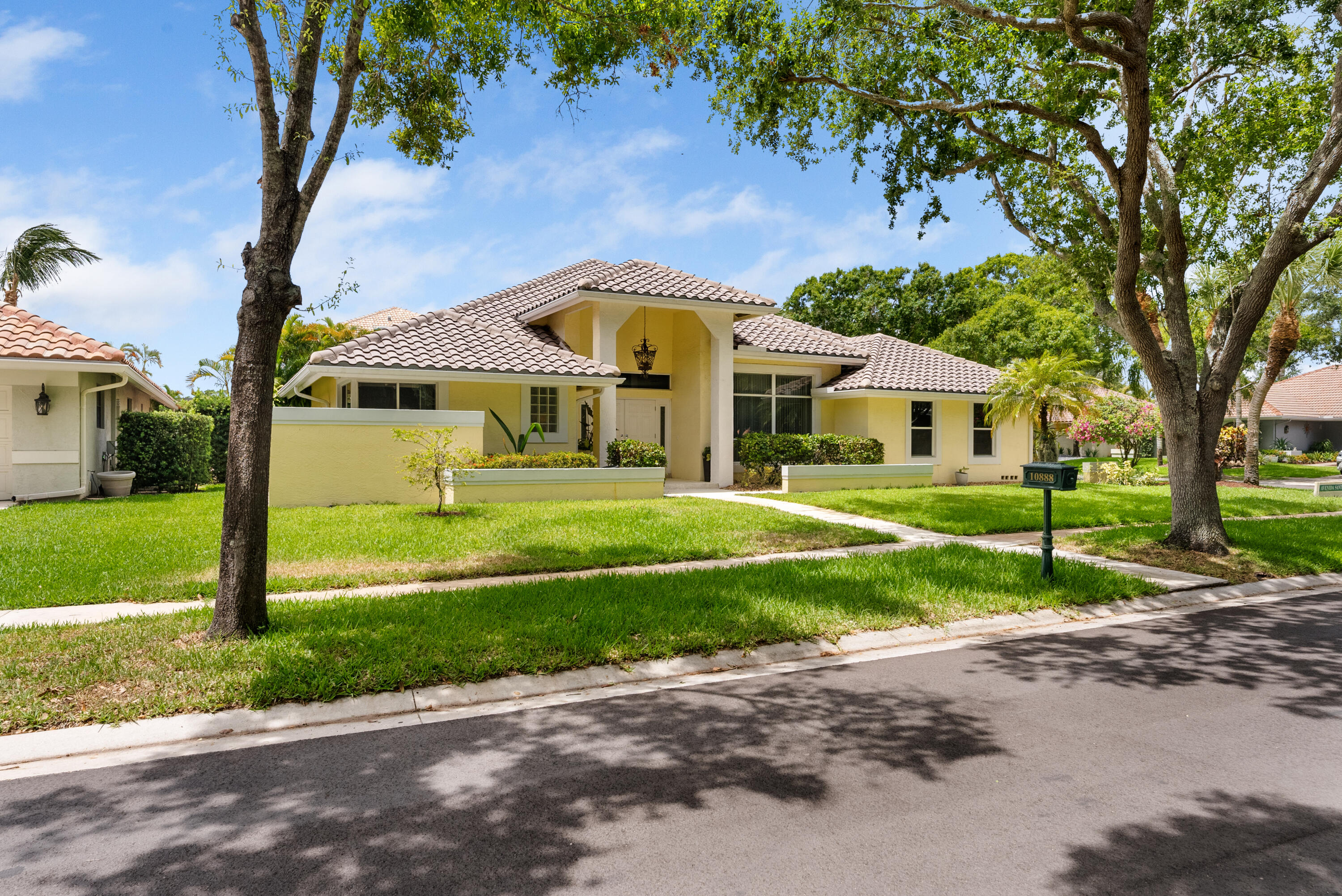 10888 Avenida Santa Ana