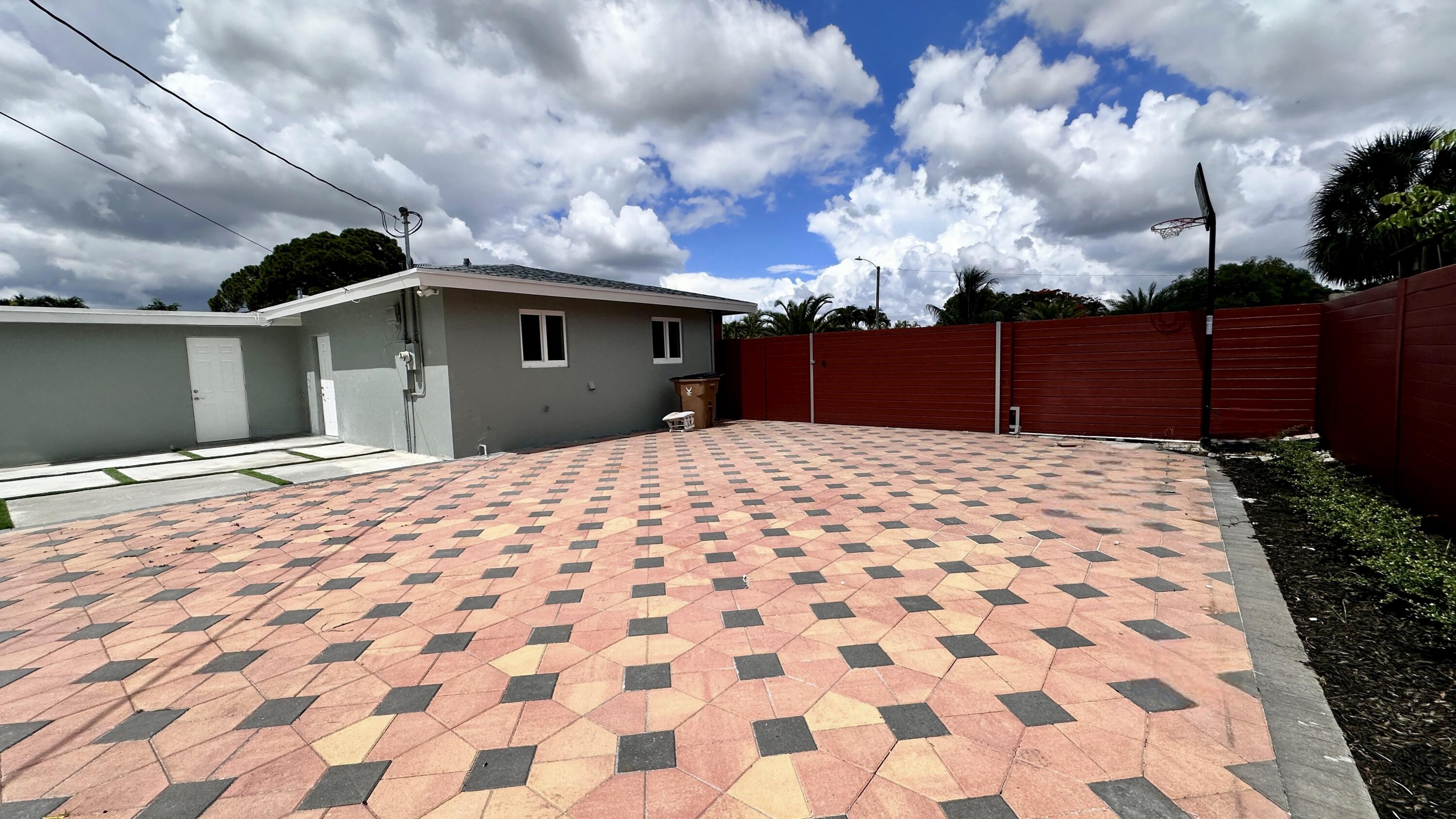22 SE 7th Avenue