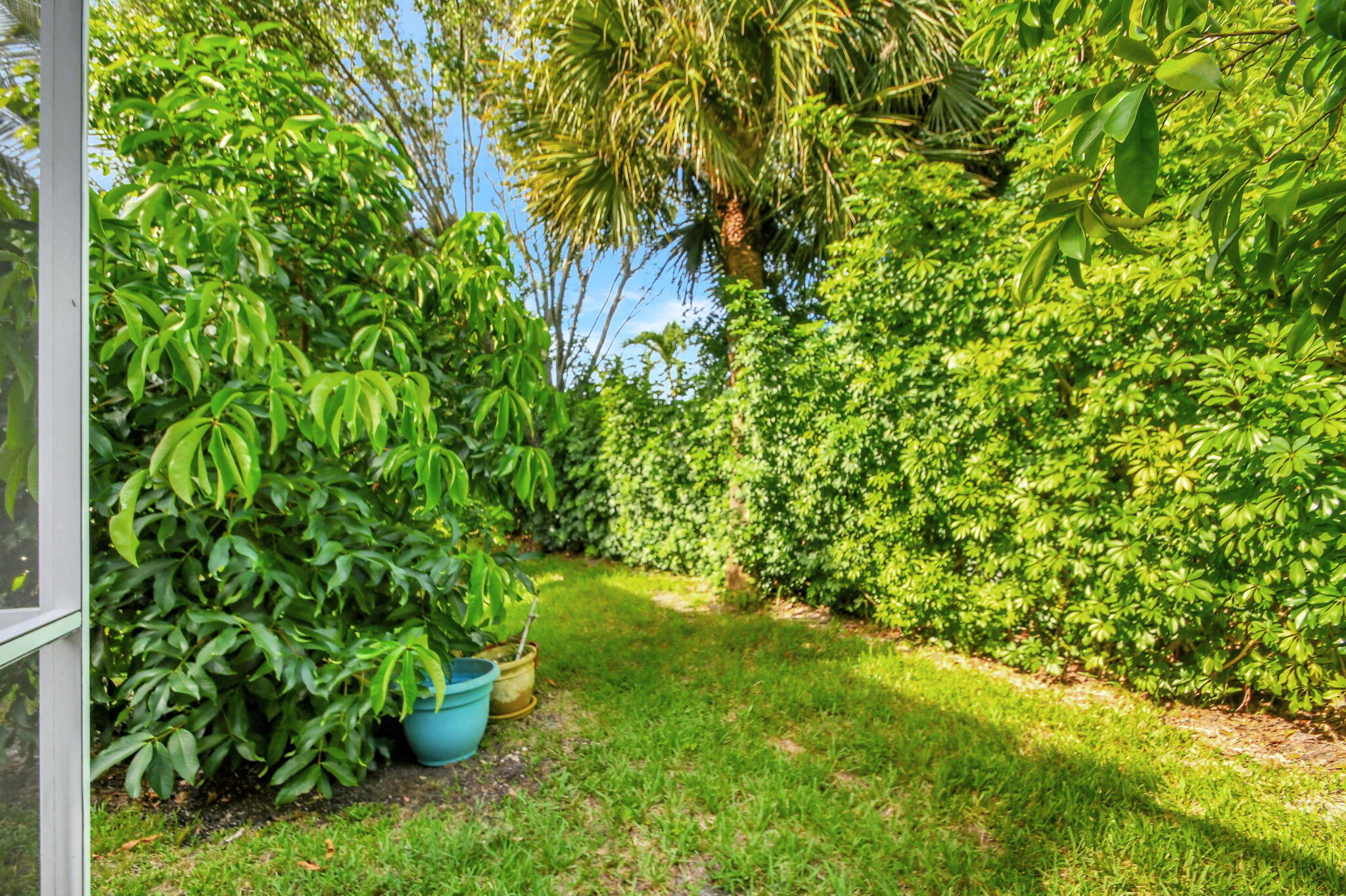 6784 Hendry Drive