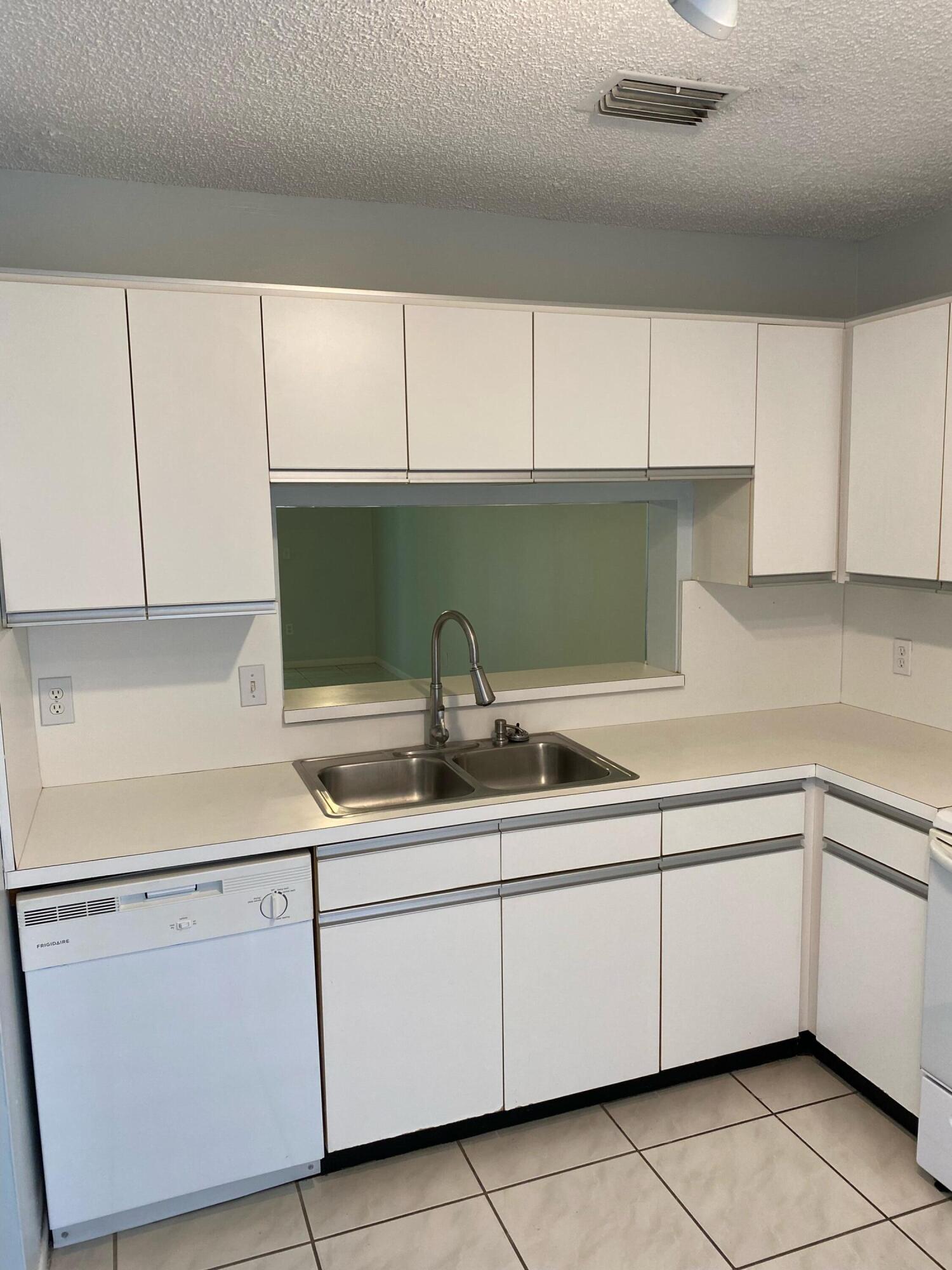 300 E Club Circle 205, Boca Raton Unit: 205