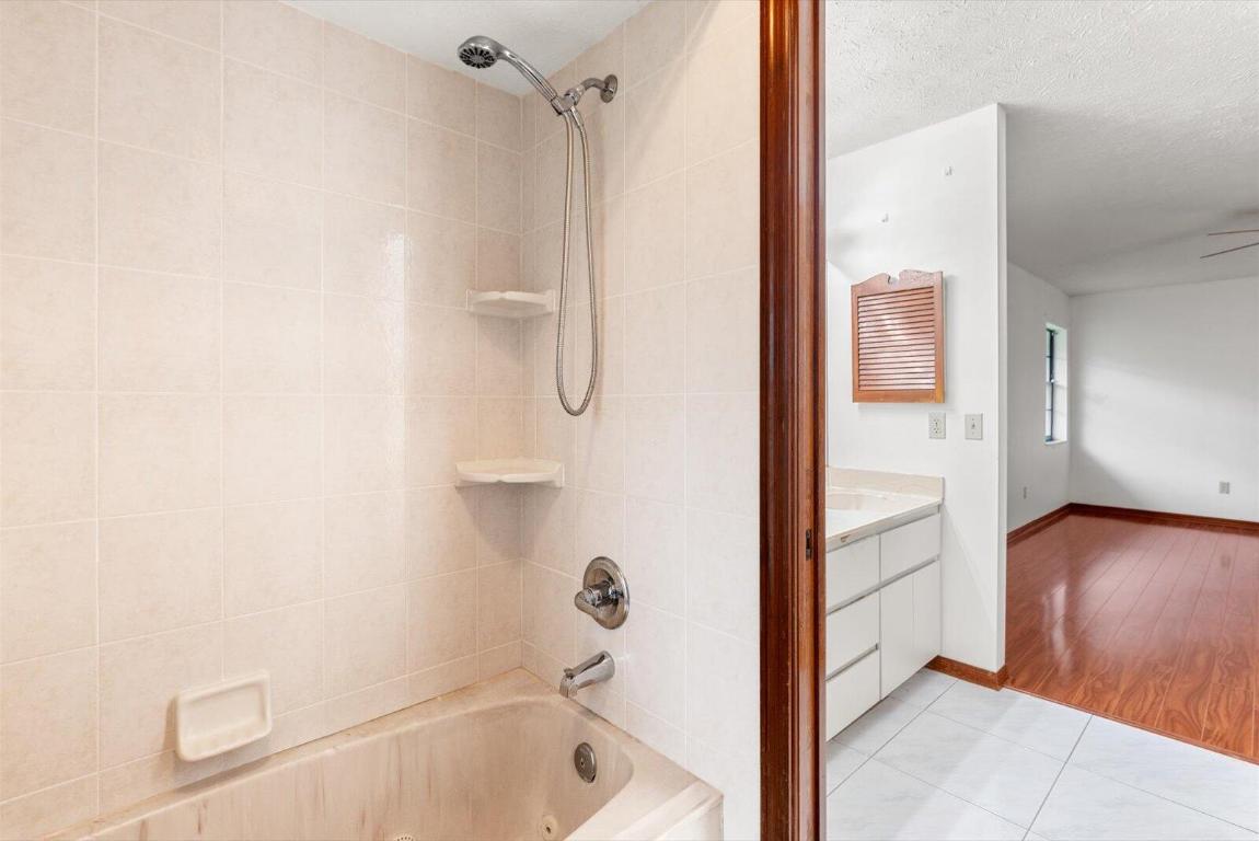 1662 SW Airoso Boulevard