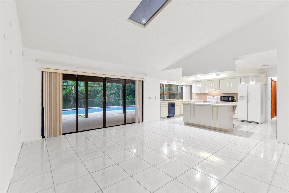 1662 SW Airoso Boulevard