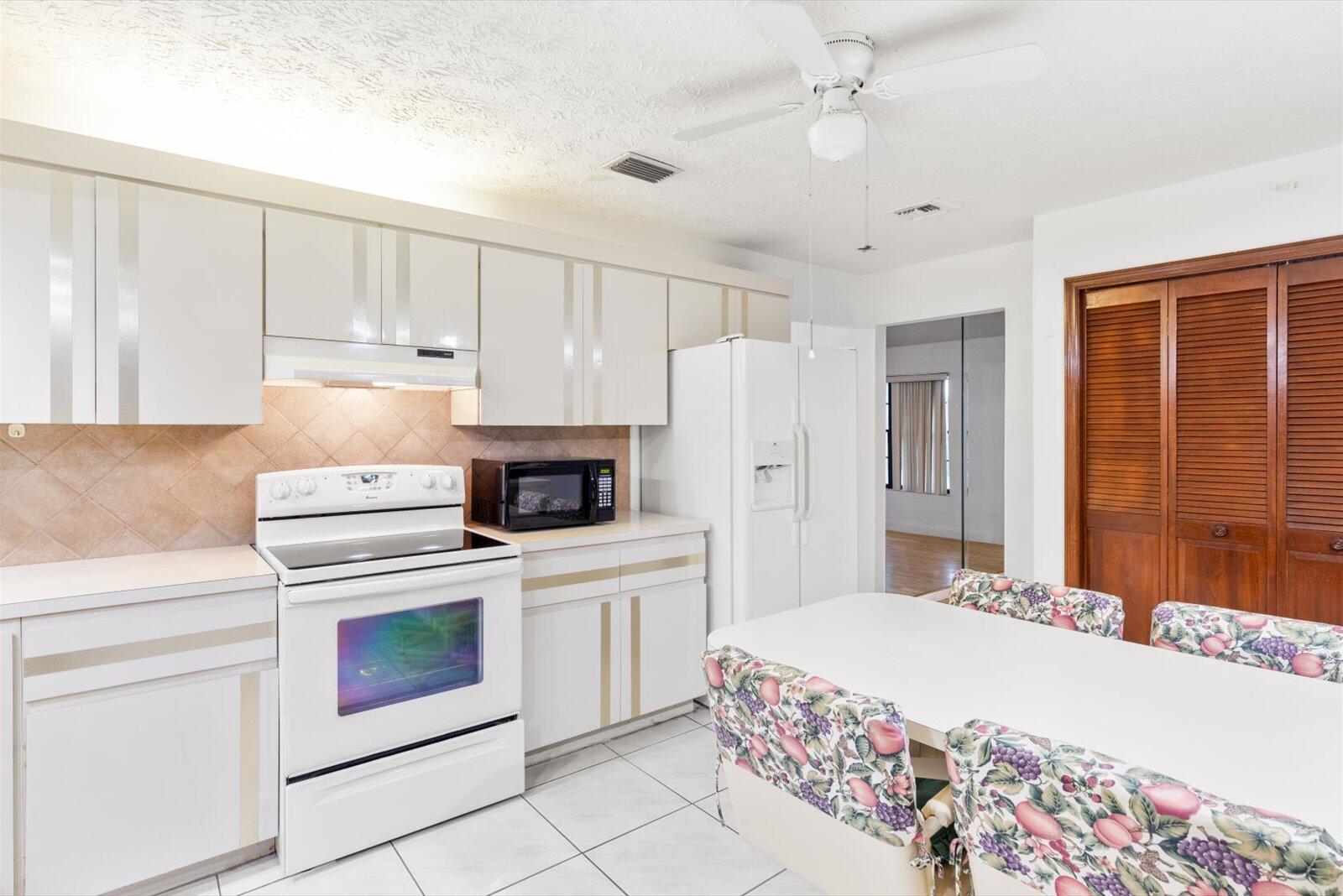 1662 SW Airoso Boulevard