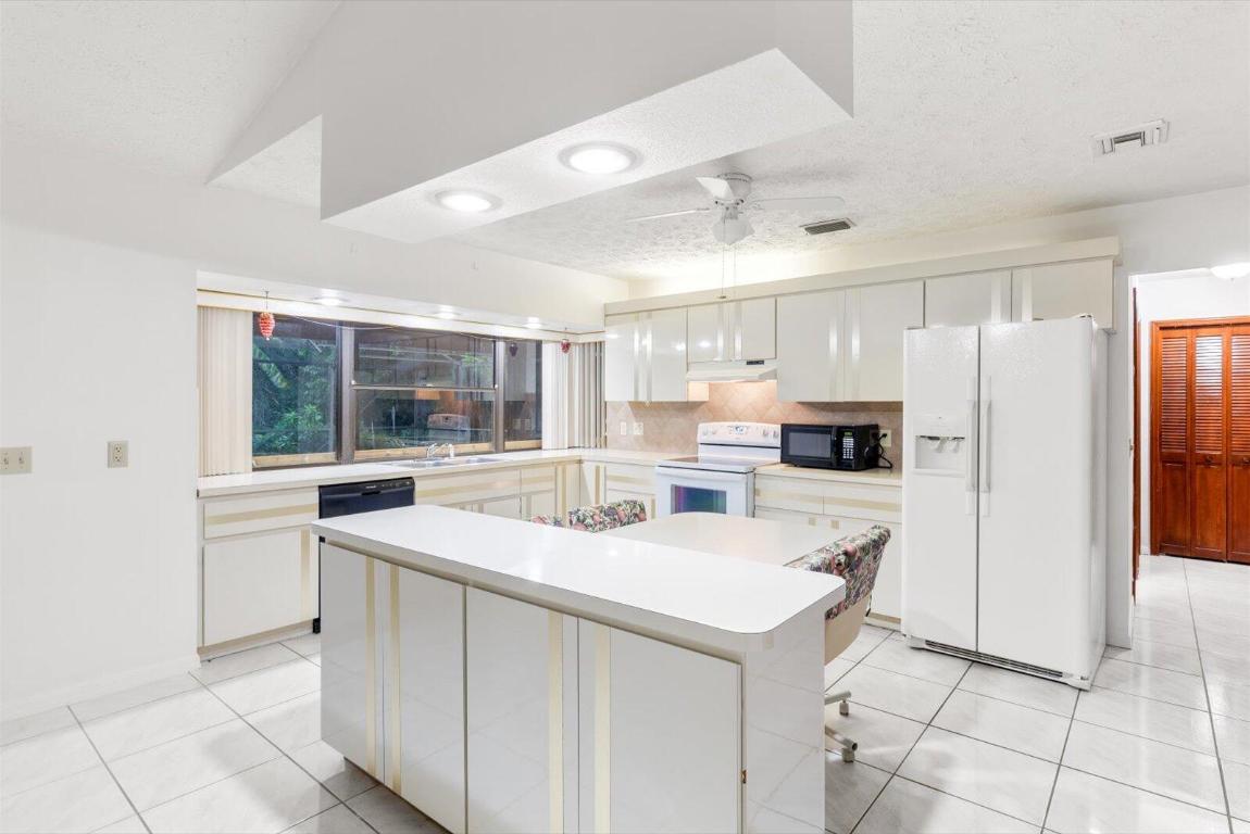 1662 SW Airoso Boulevard