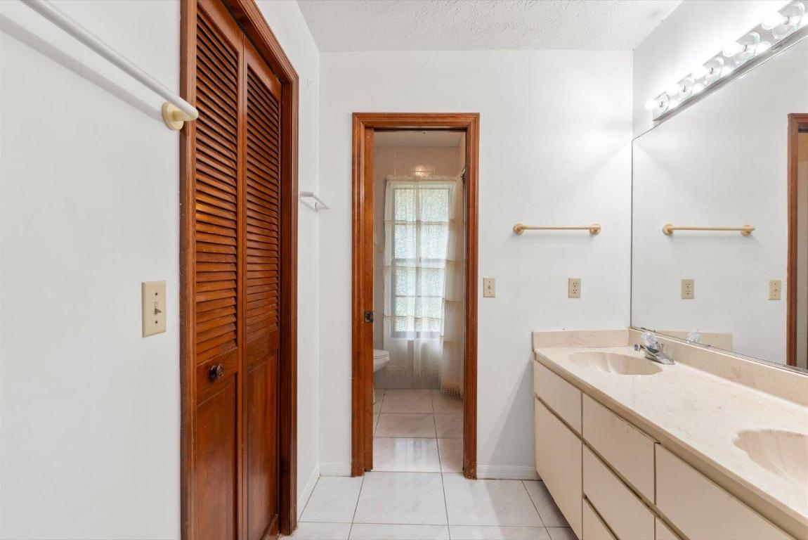 1662 SW Airoso Boulevard