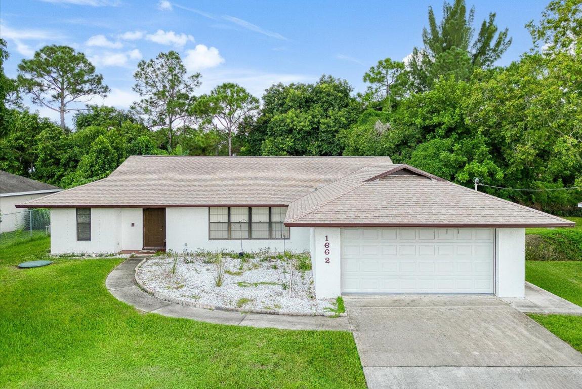 1662 SW Airoso Boulevard