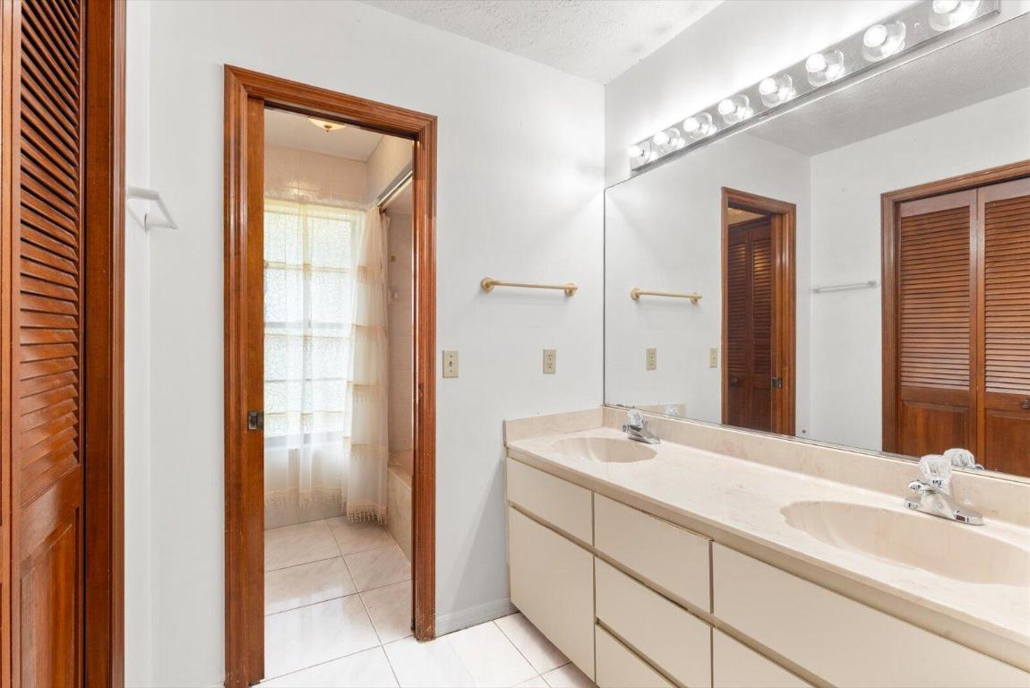 1662 SW Airoso Boulevard