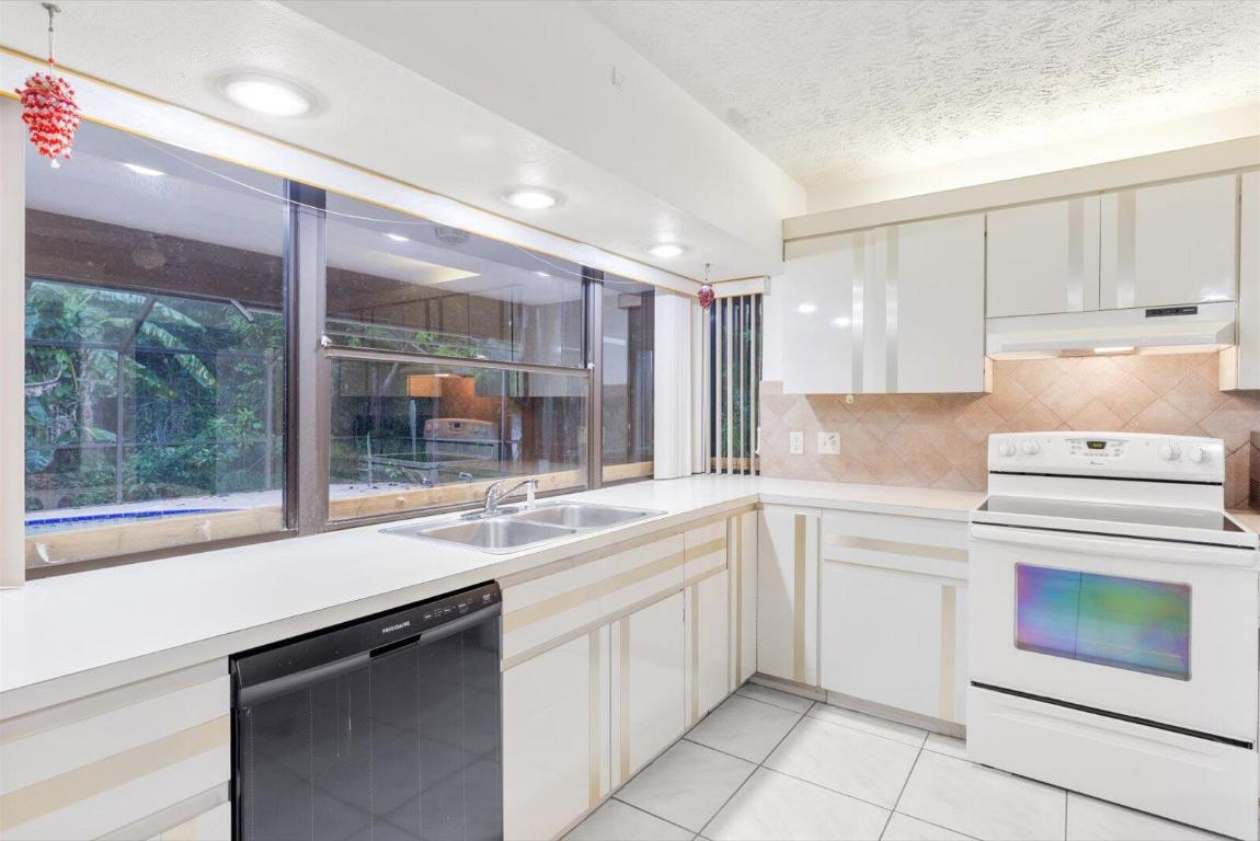 1662 SW Airoso Boulevard