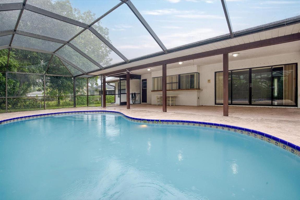 1662 SW Airoso Boulevard