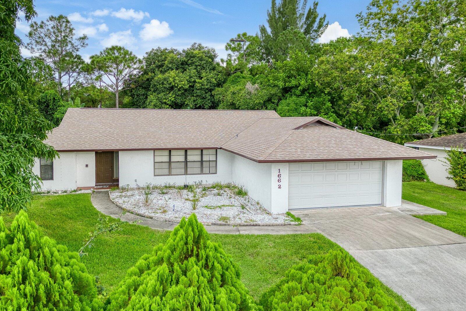 1662 SW Airoso Boulevard