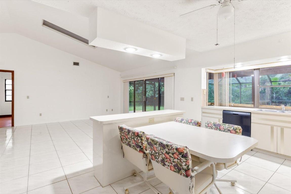 1662 SW Airoso Boulevard