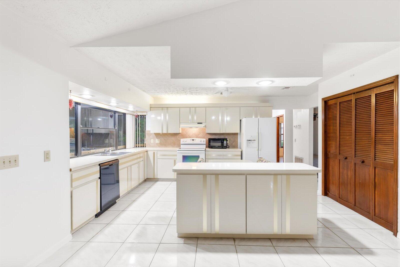 1662 SW Airoso Boulevard