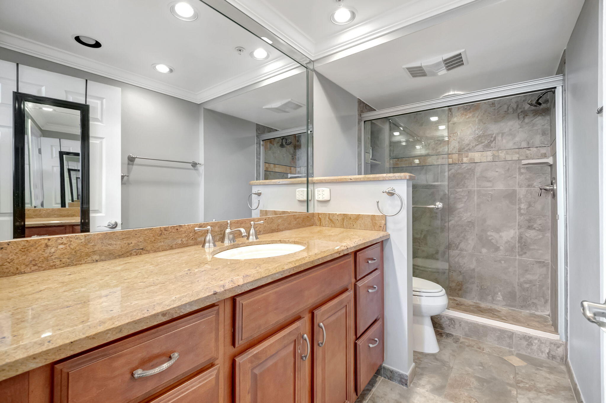 859 Jeffery Street 608