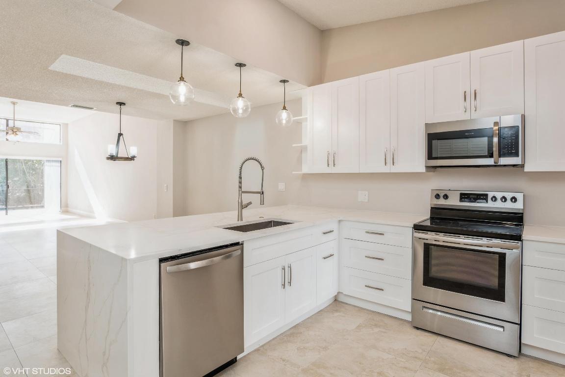 6690 Canary Palm Circle