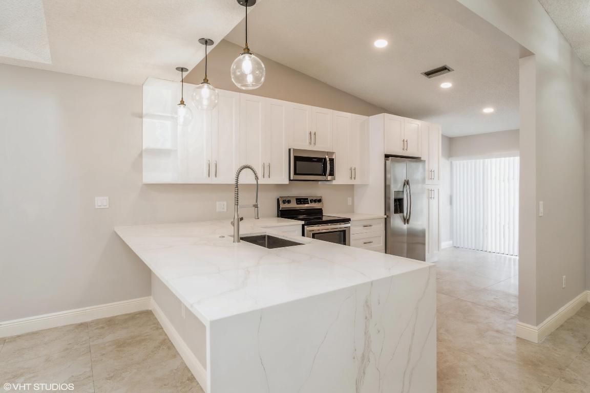 6690 Canary Palm Circle