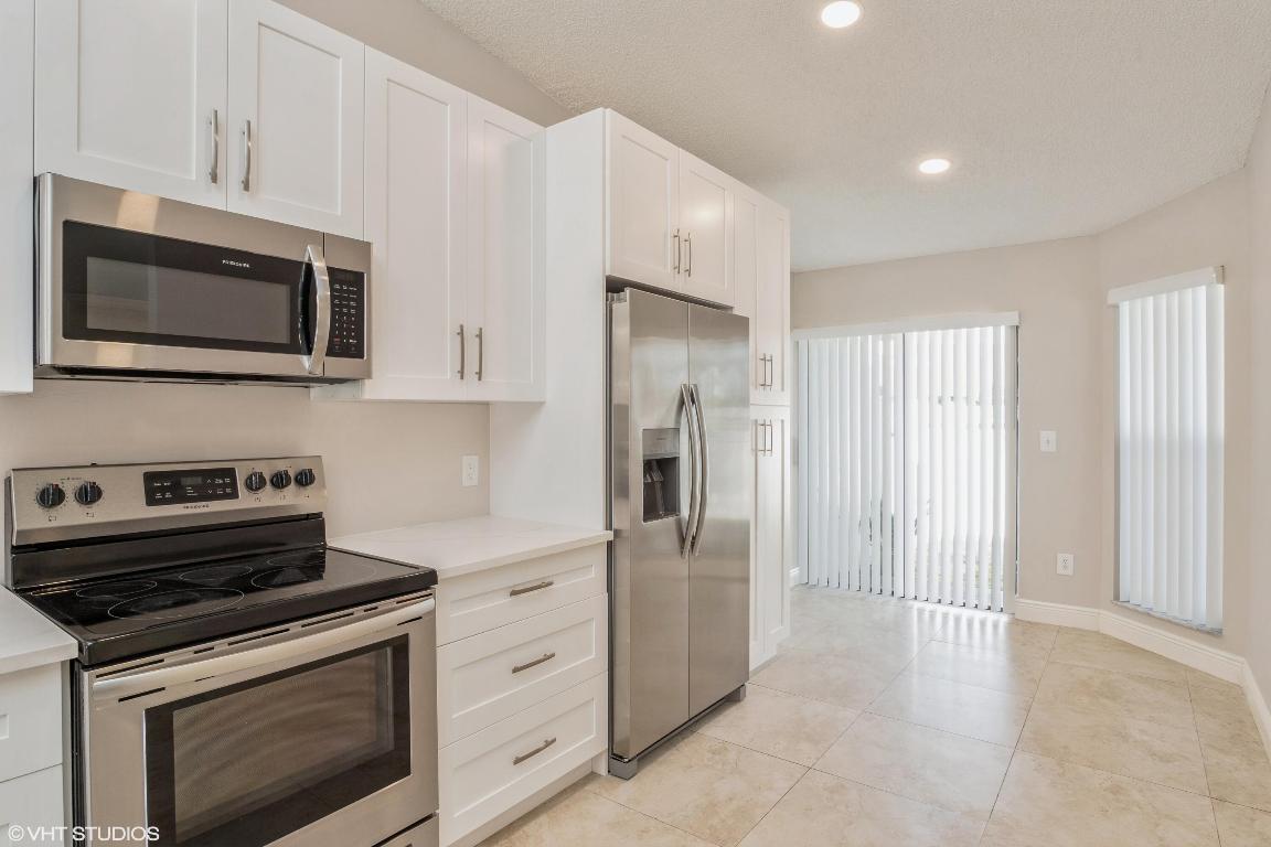 6690 Canary Palm Circle