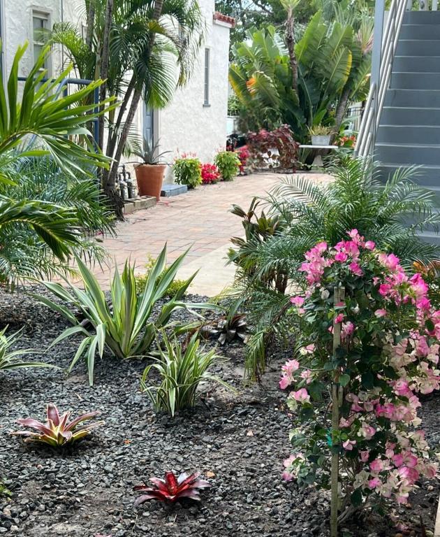 333 Walton Boulevard 1