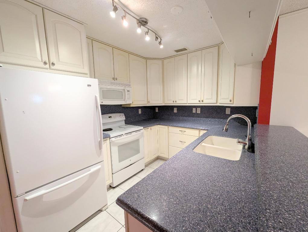 1914 Palmland Drive B