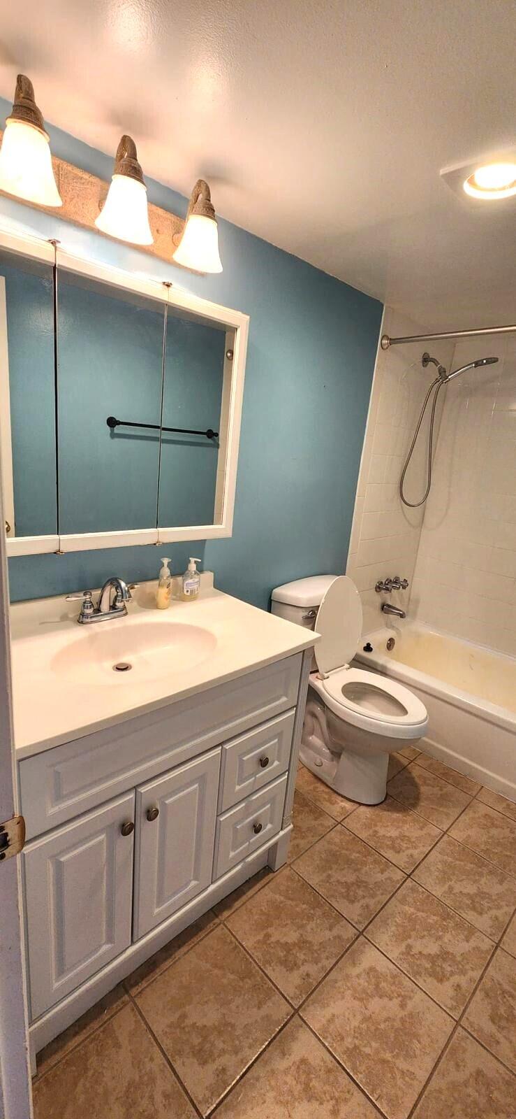 1400 NE 54th Street 204
