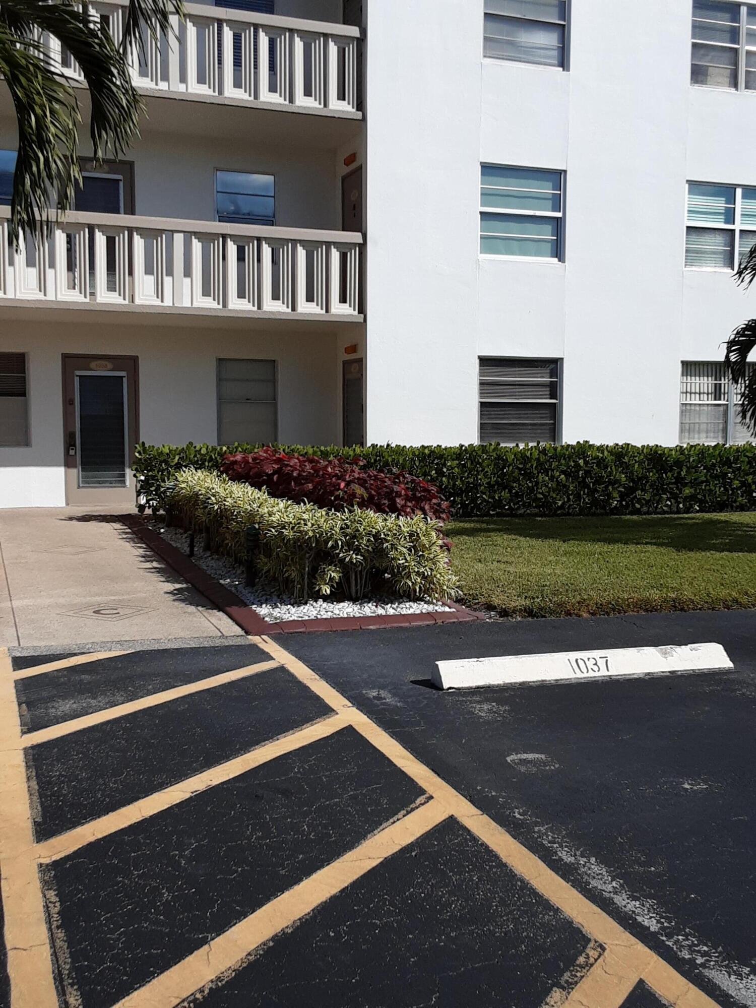 1037 Rexford C