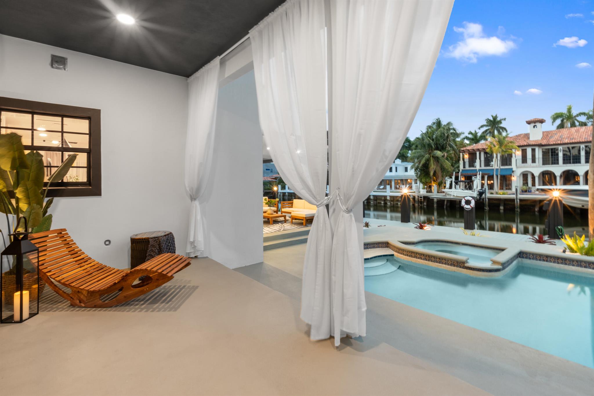 516 Royal Plaza Drive