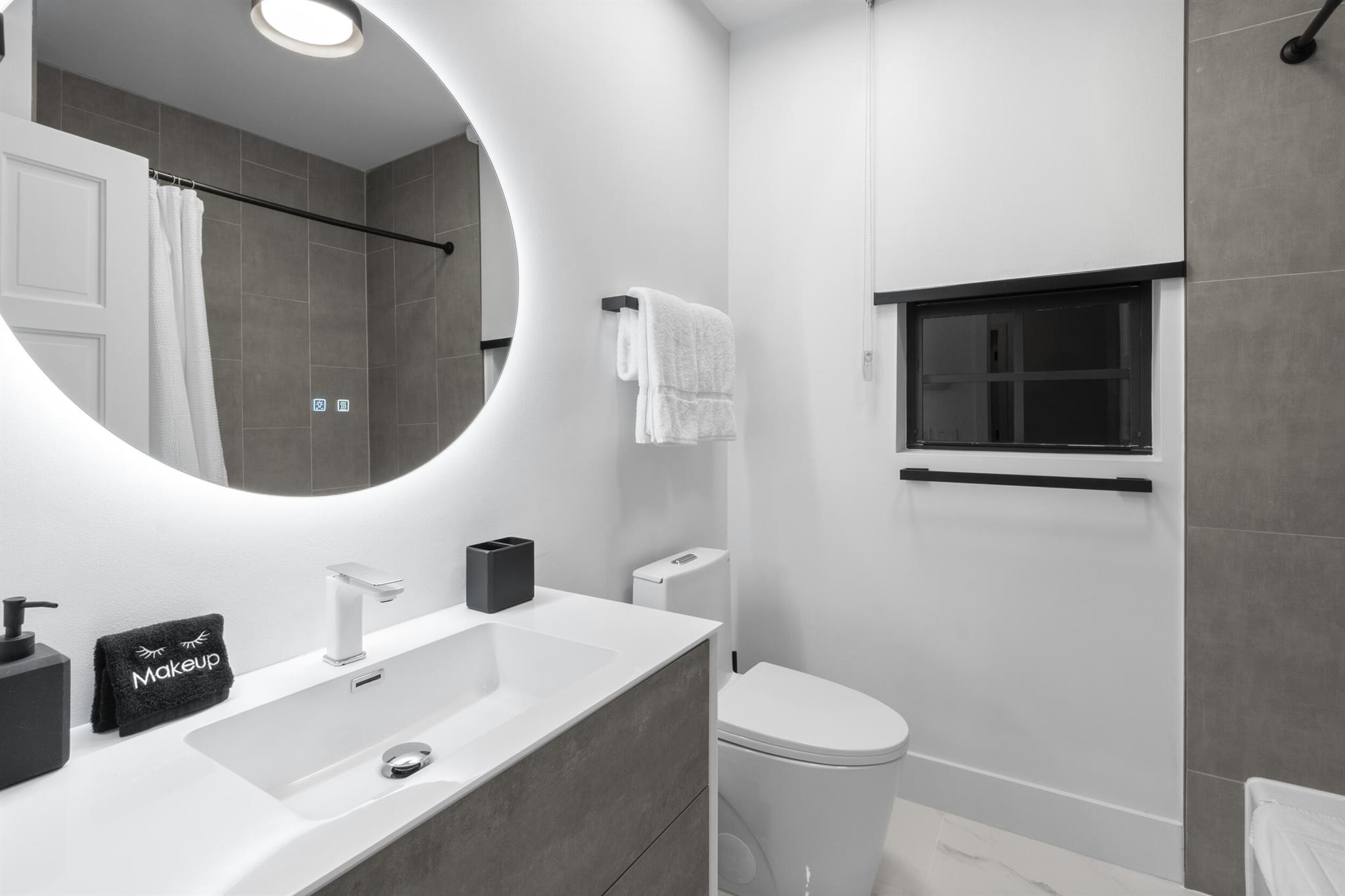 516 Royal Plaza Drive