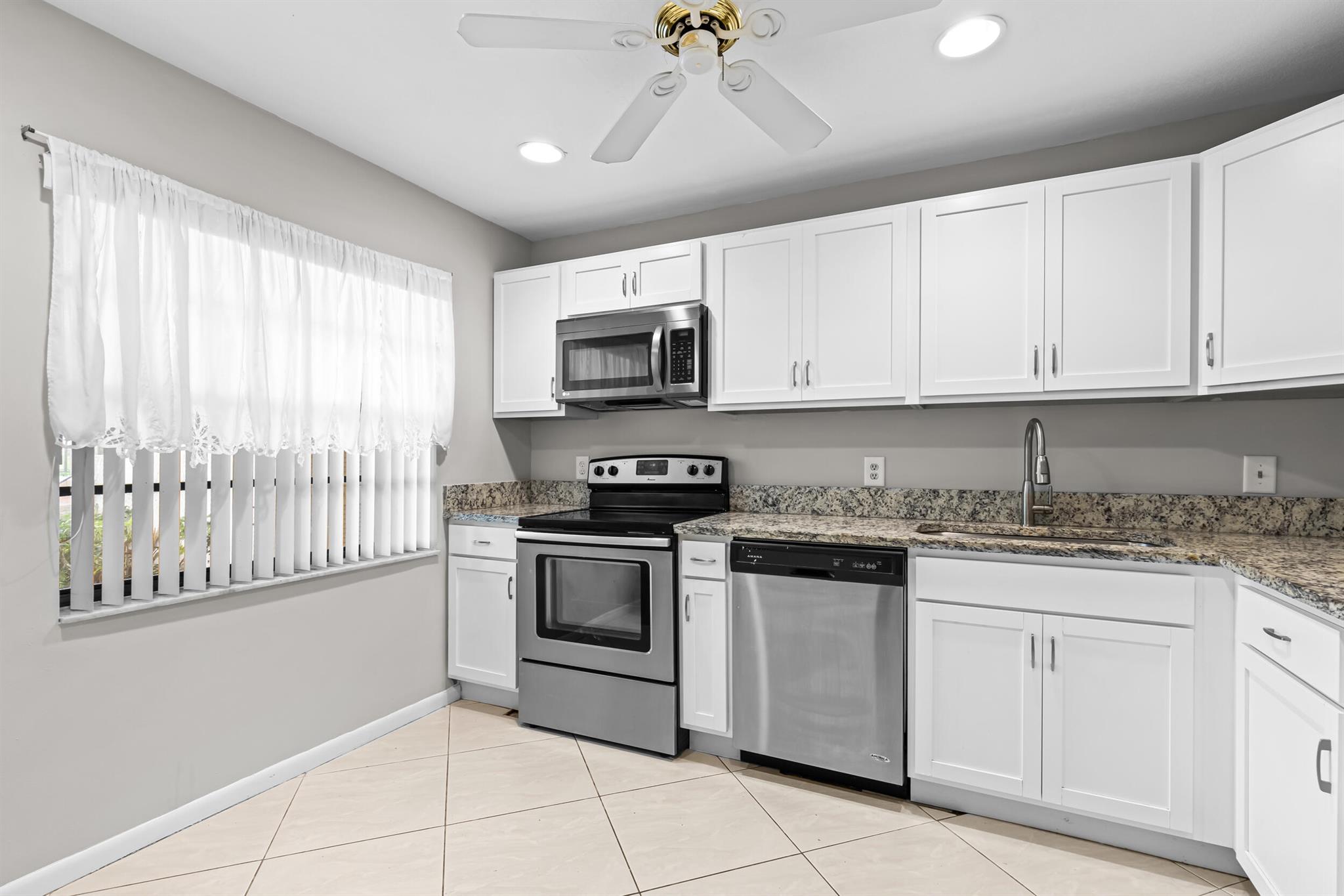 9270 Vista Del Lago E27