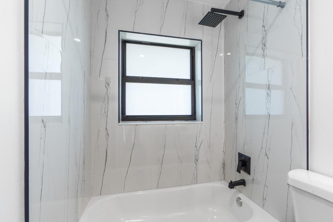 303/305 De Carie Street