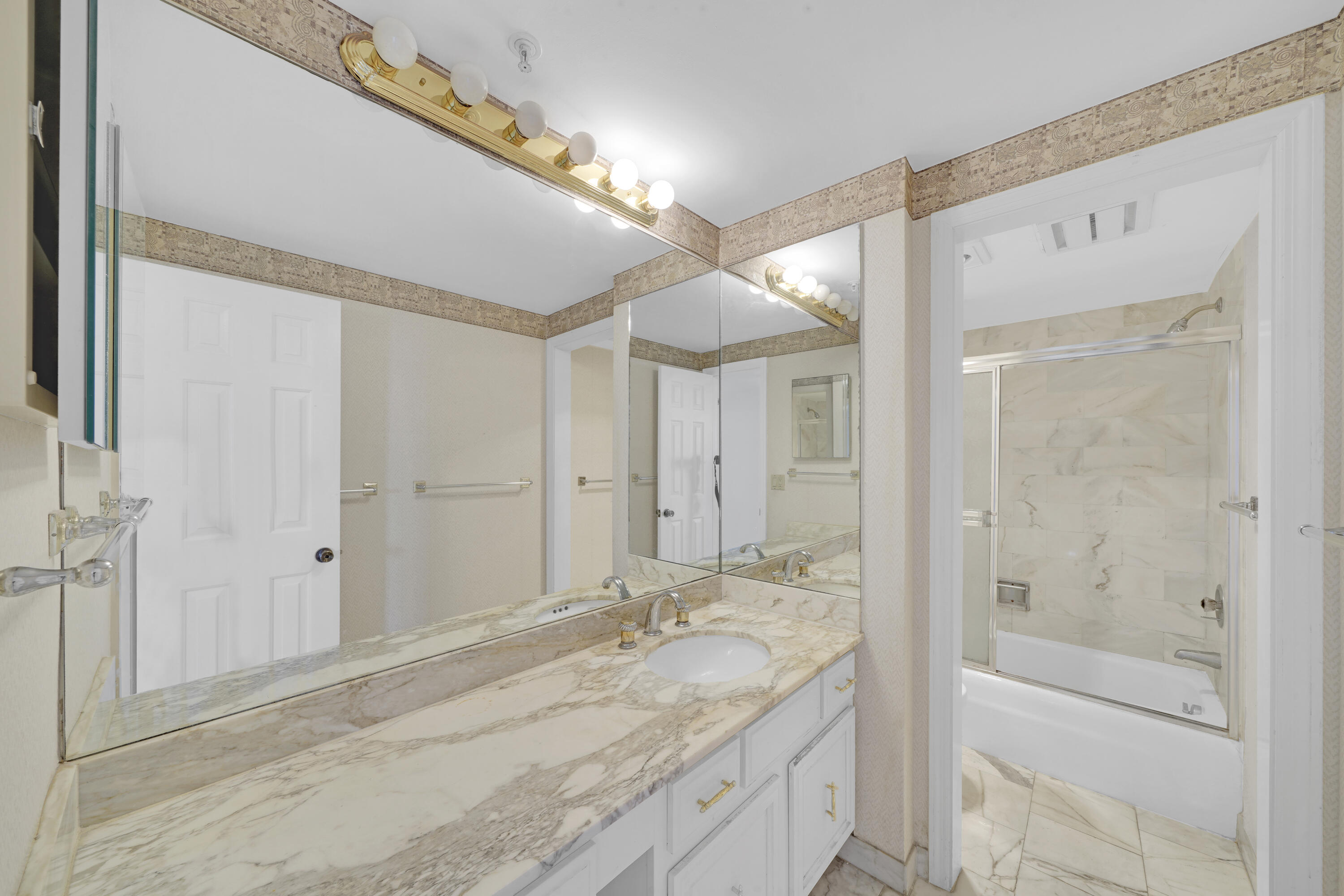 859 Jeffery Street 502