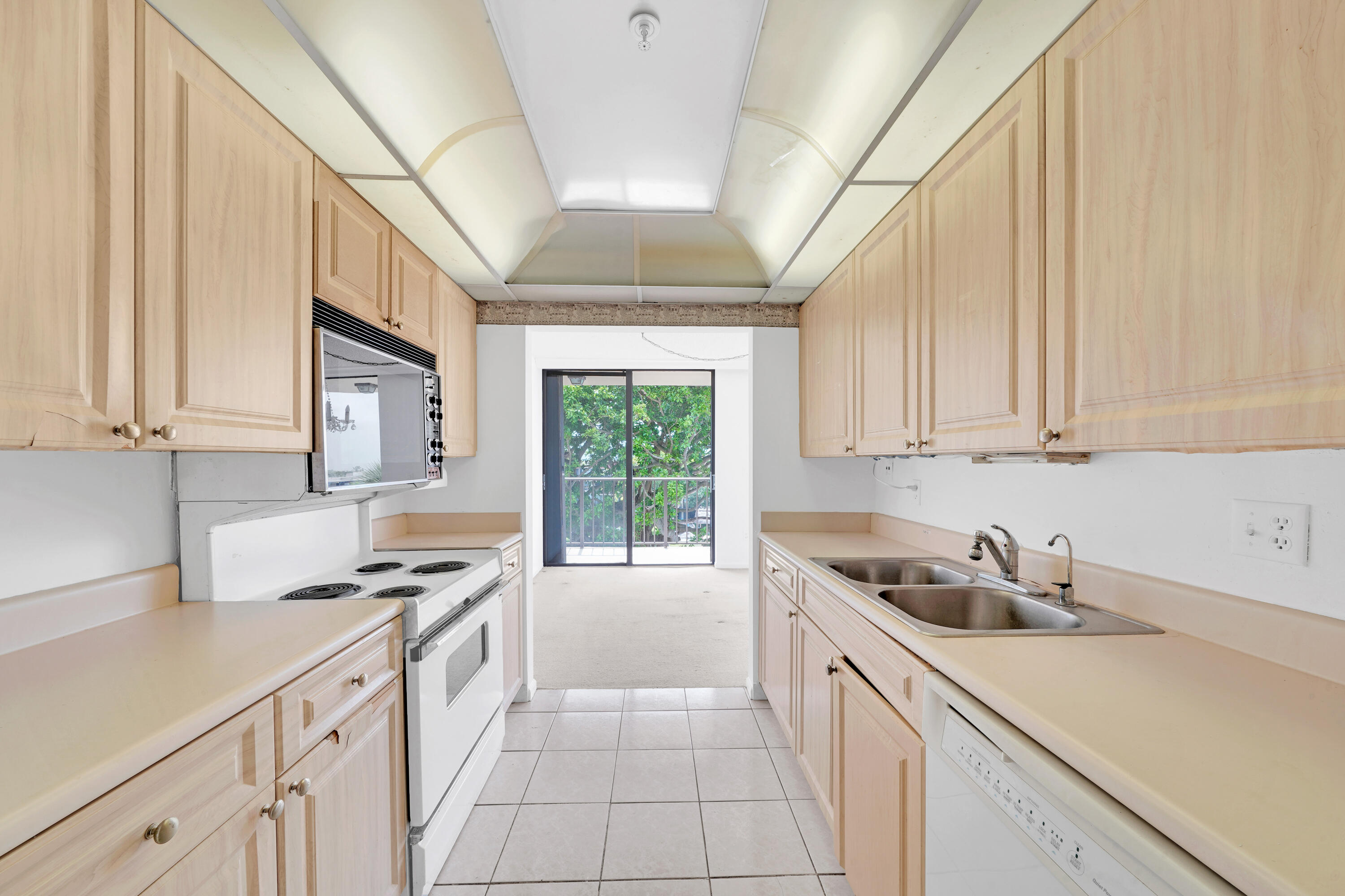 859 Jeffery Street 502
