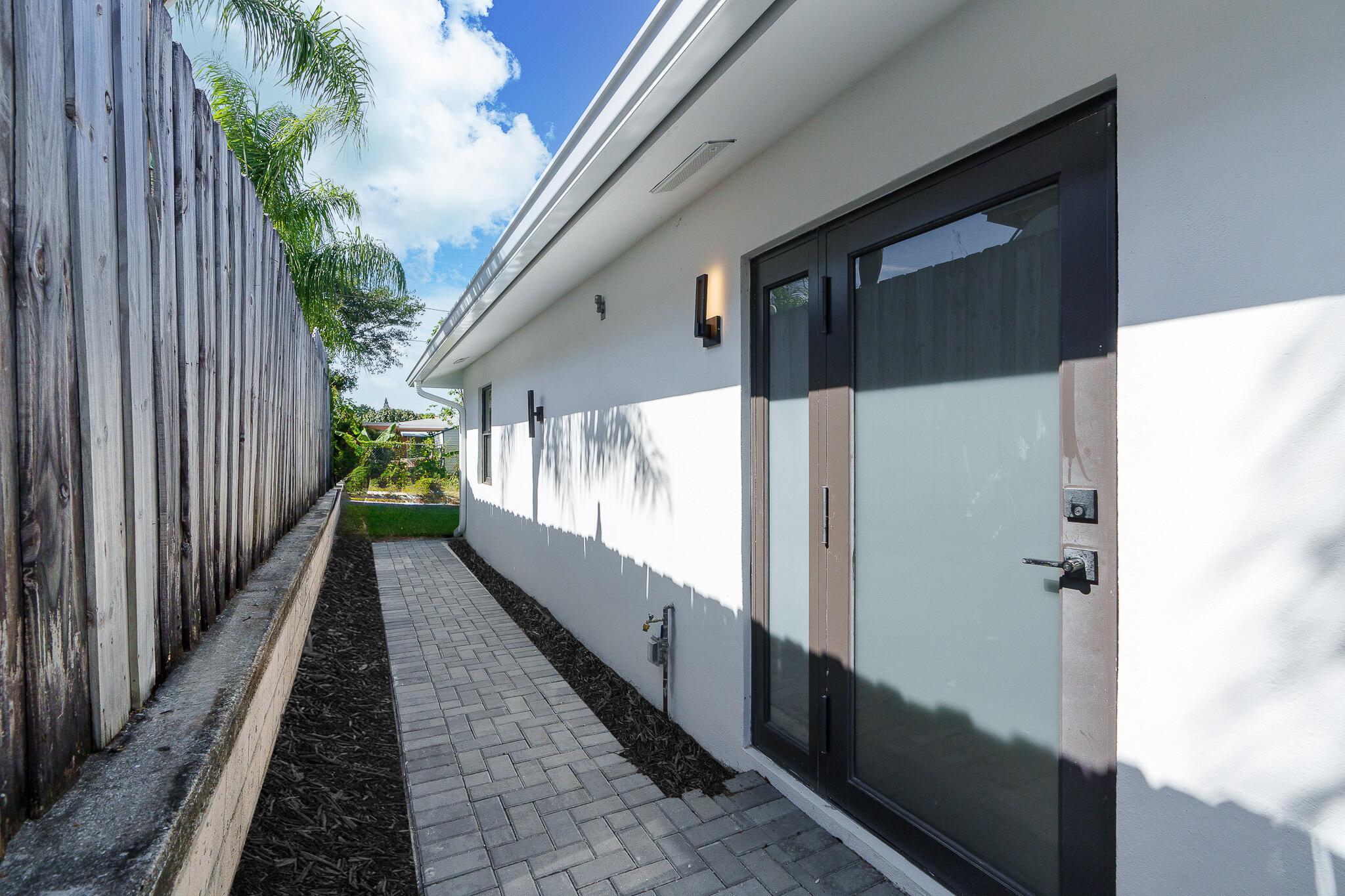305 De Carie Street