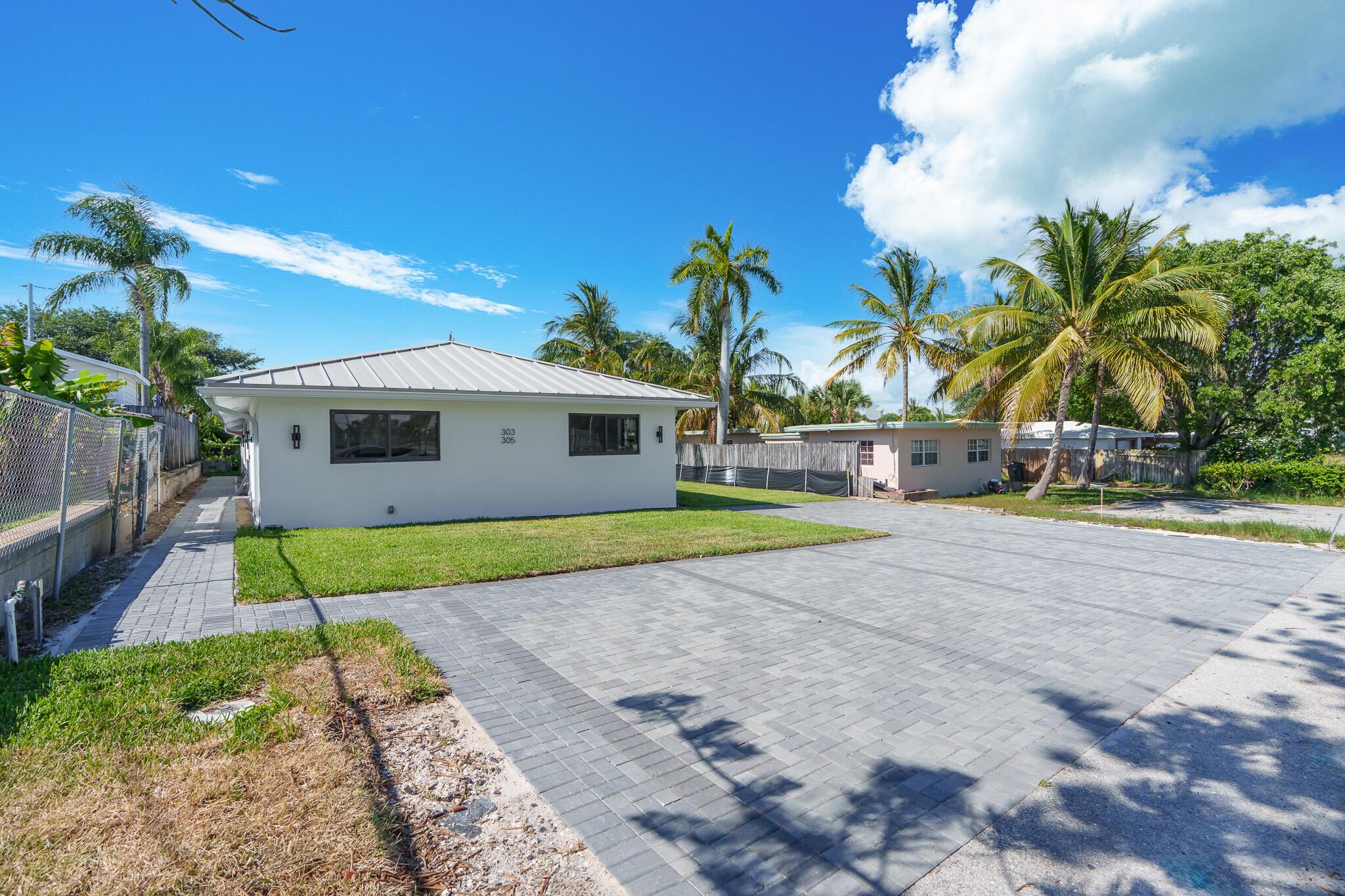 305 De Carie Street