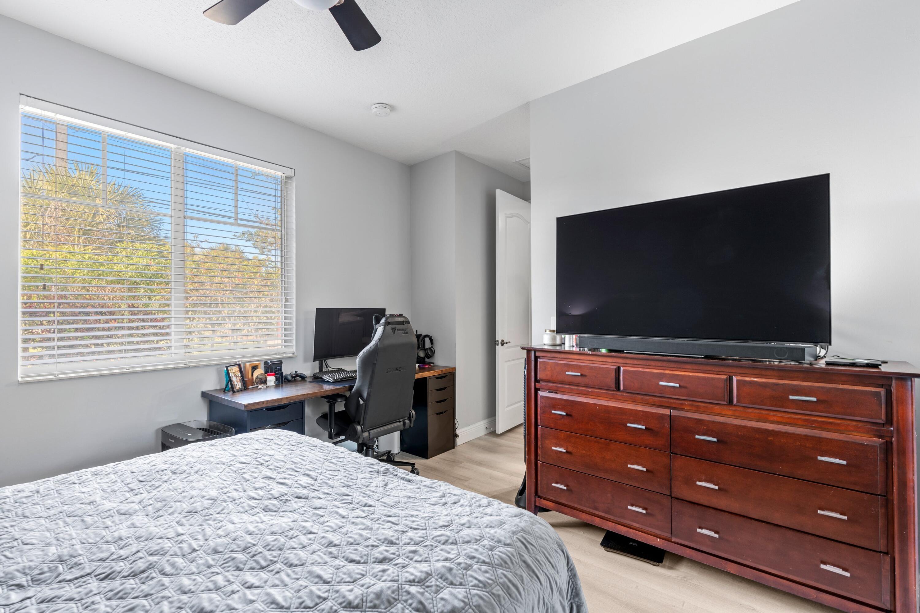 559 NW 35th Place