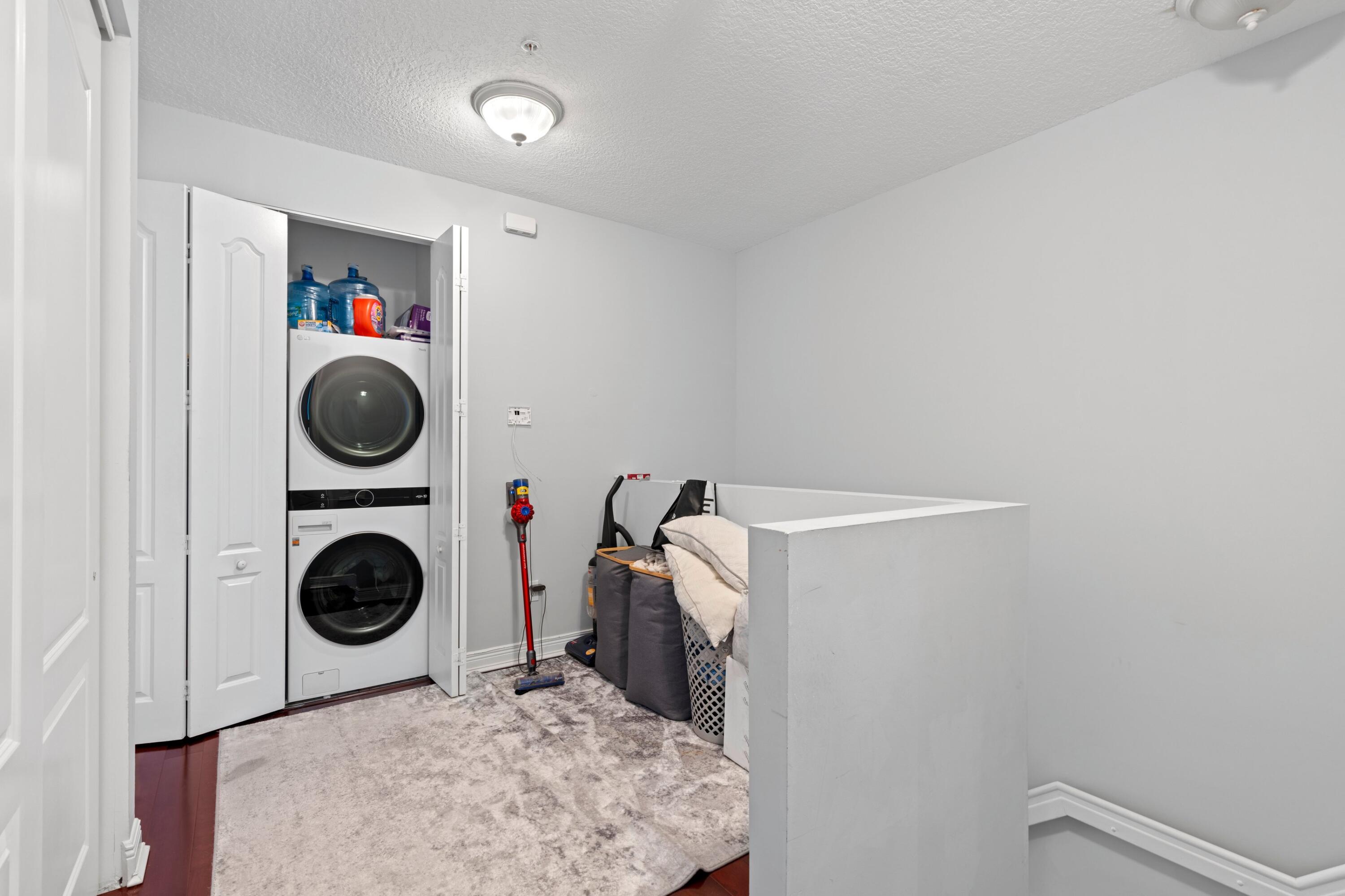 559 NW 35th Place