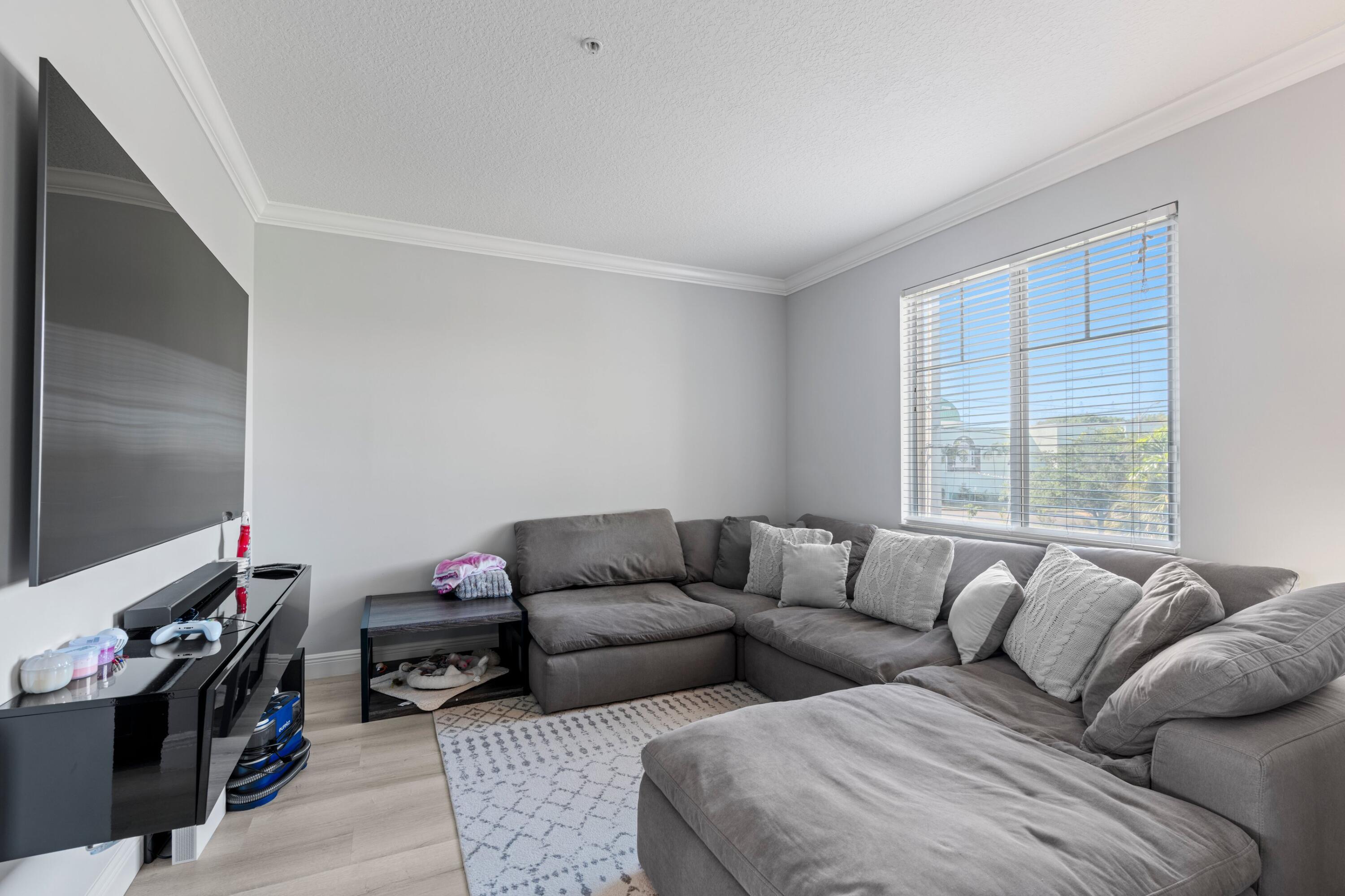 559 NW 35th Place