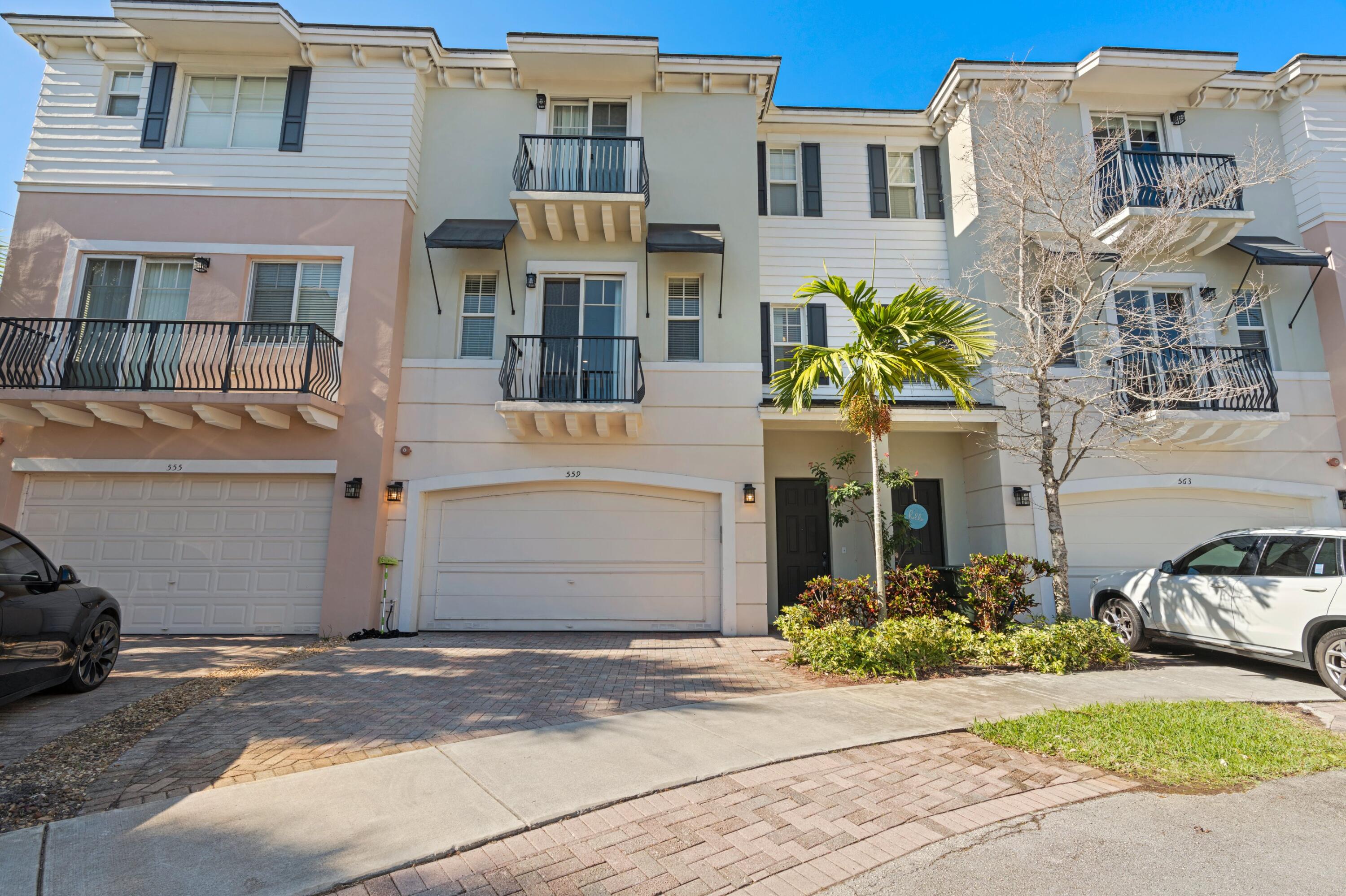 559 NW 35th Place