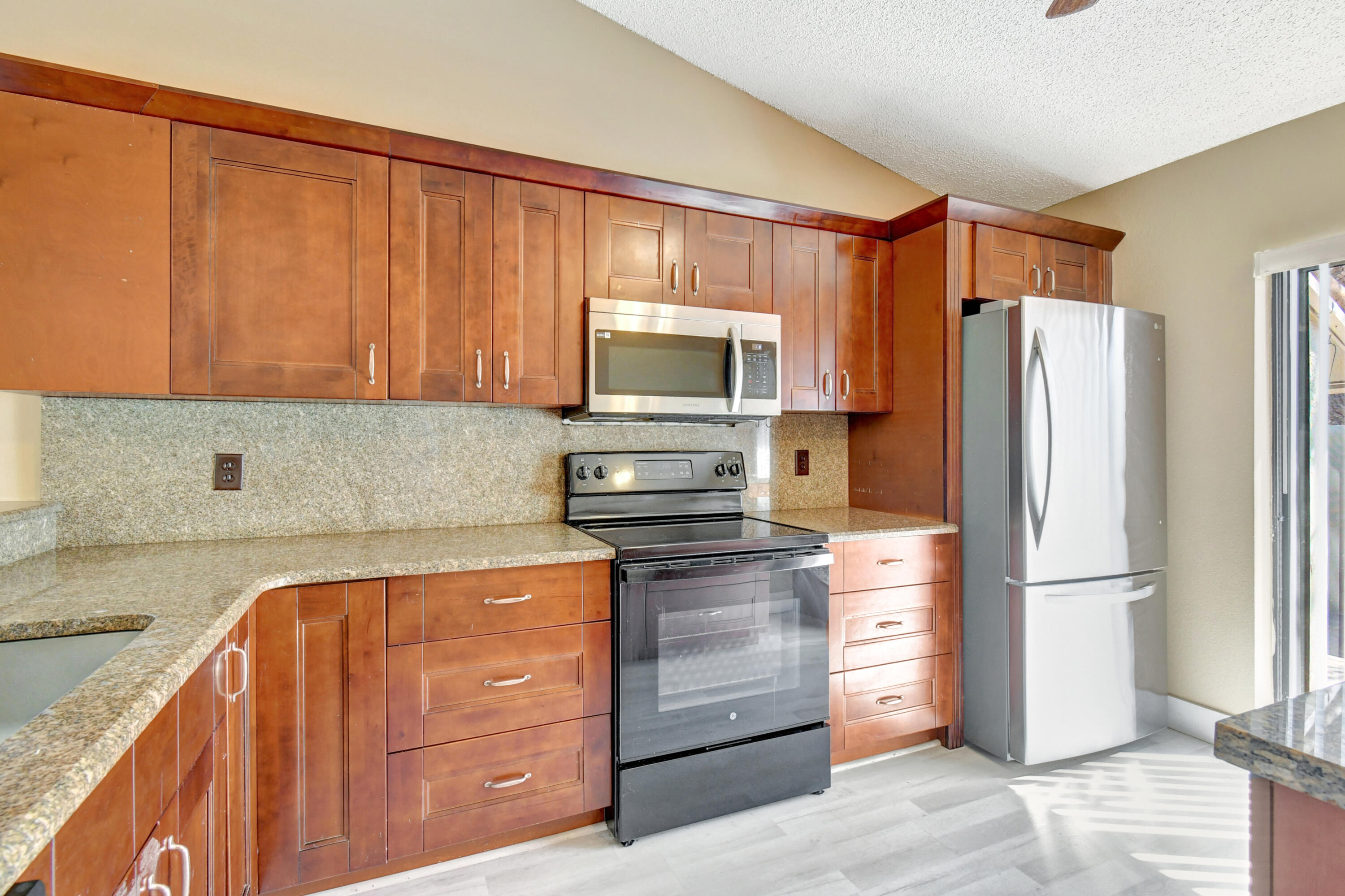 492 Hardwood Pl Place