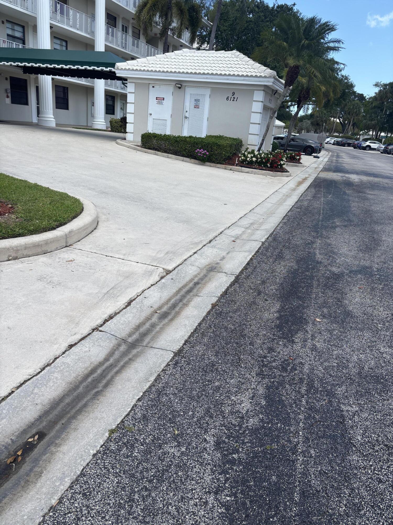 6121 Balboa Circle 401