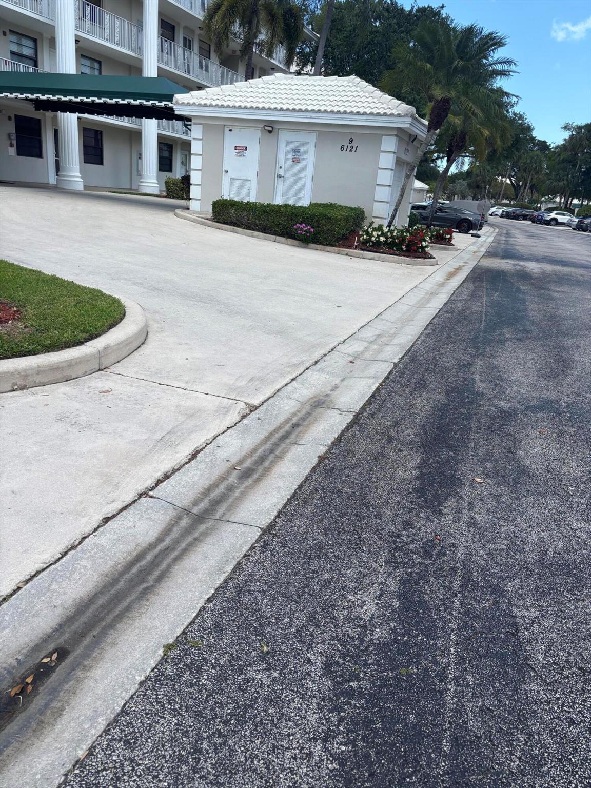 6121 Balboa Circle 401