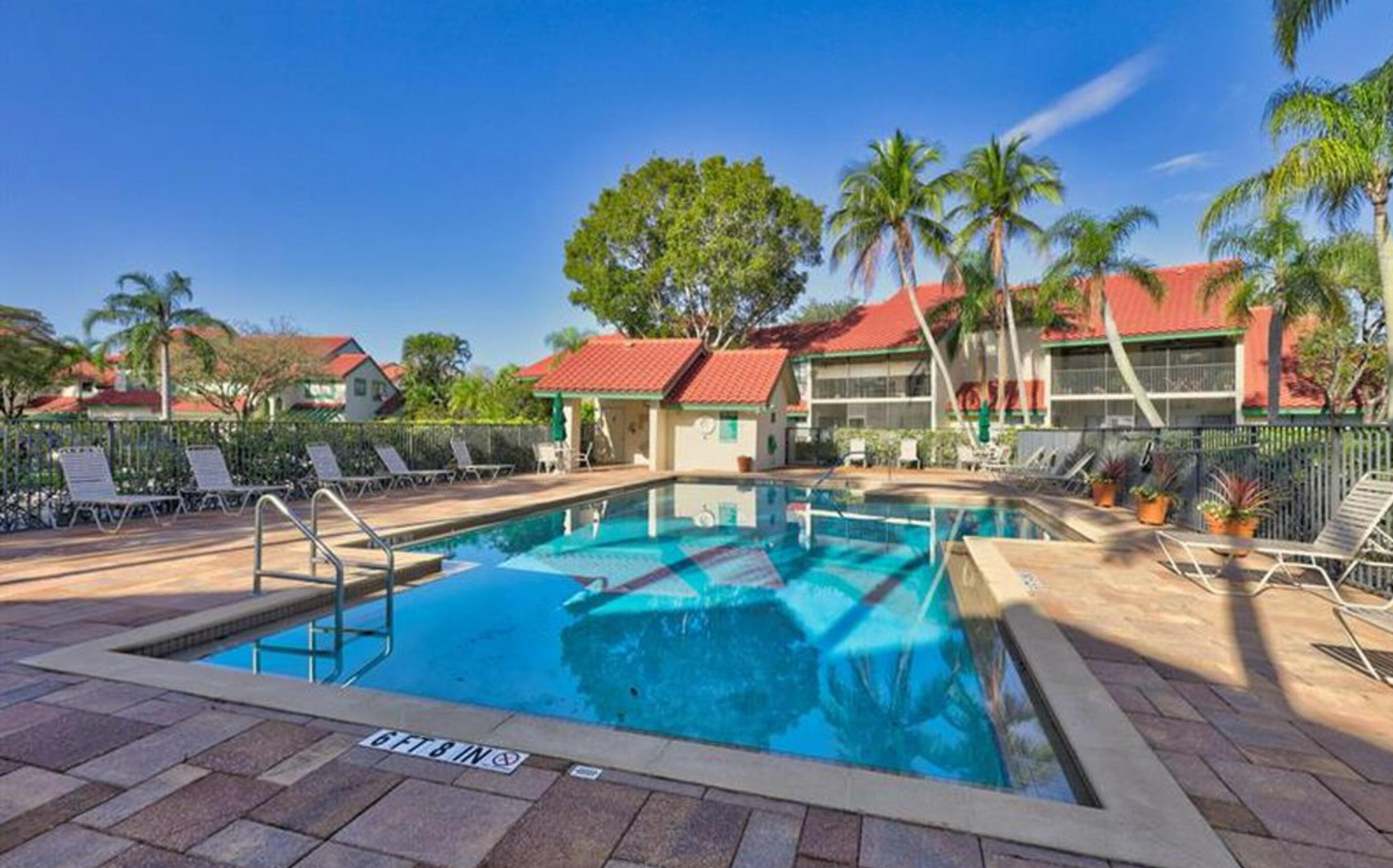 22 Lexington Lane W E