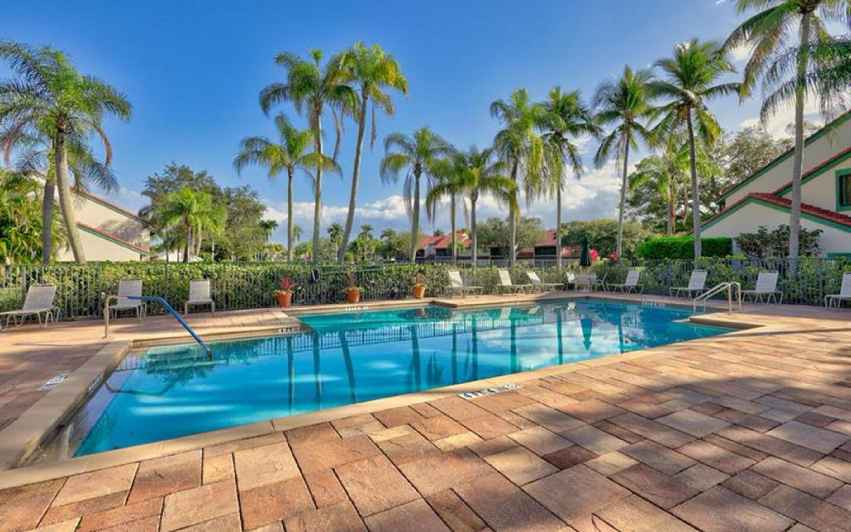 22 Lexington Lane W E