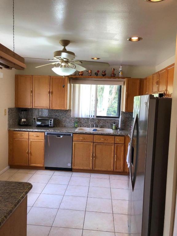 22 Lexington Lane W E