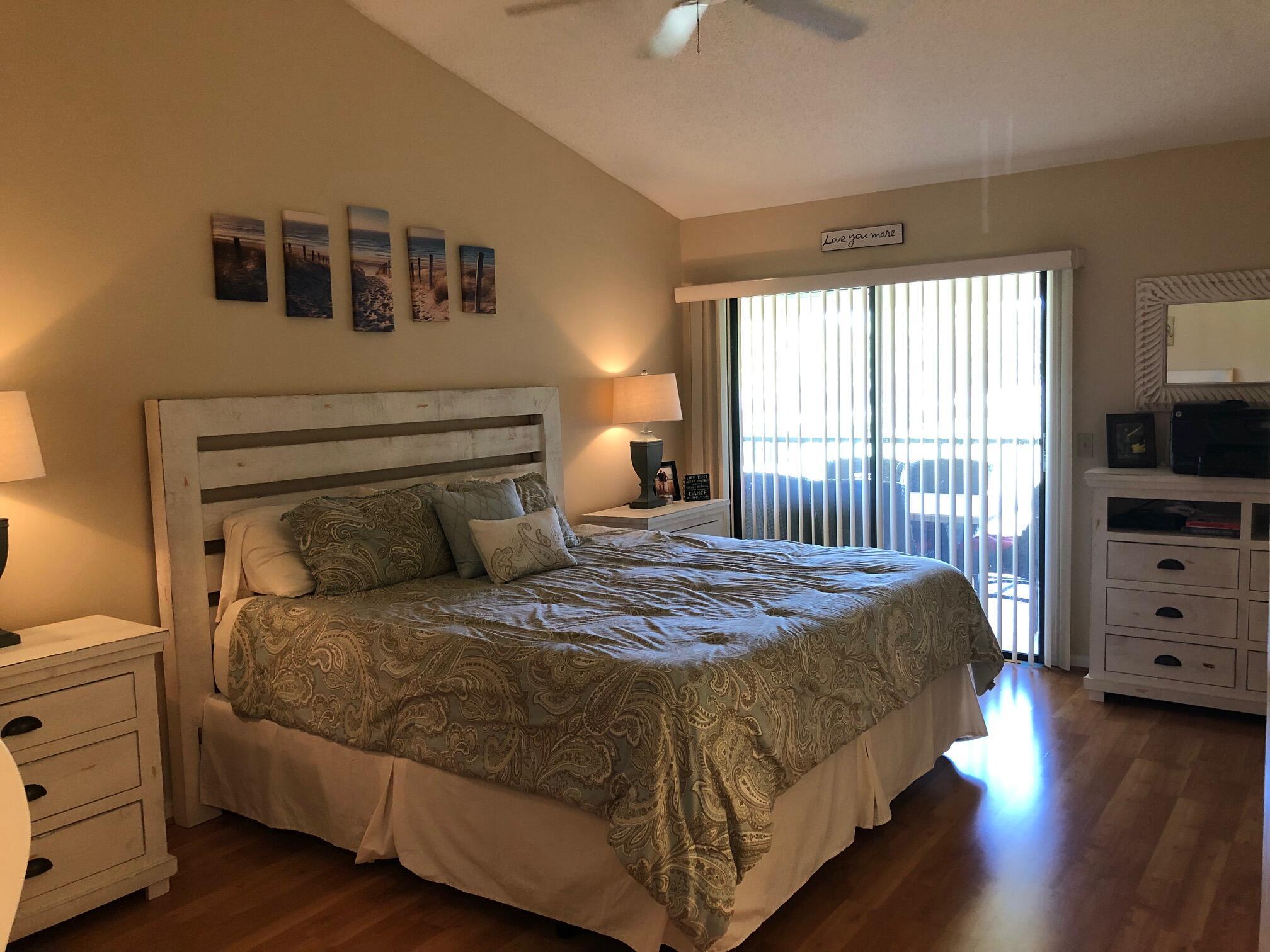 22 Lexington Lane W E