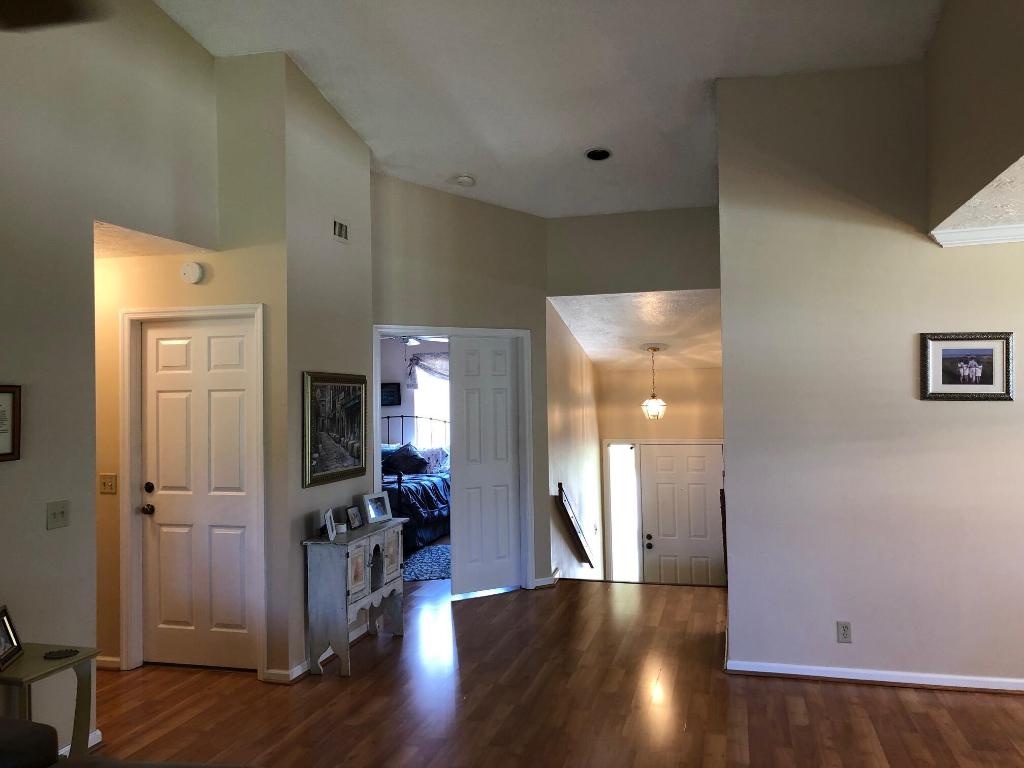 22 Lexington Lane W E