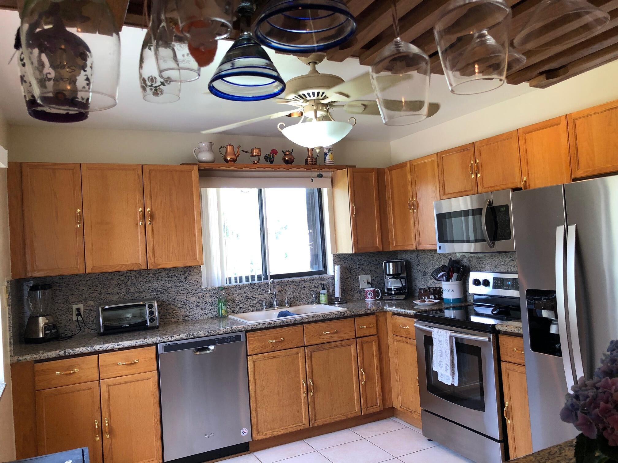 22 Lexington Lane W E