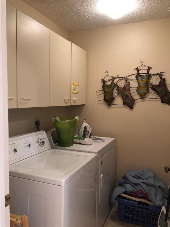 22 Lexington Lane W E