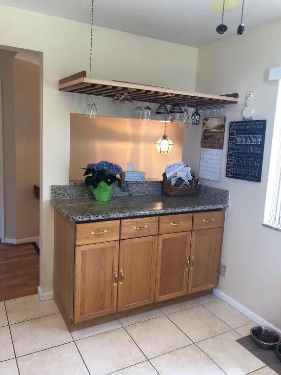 22 Lexington Lane W E