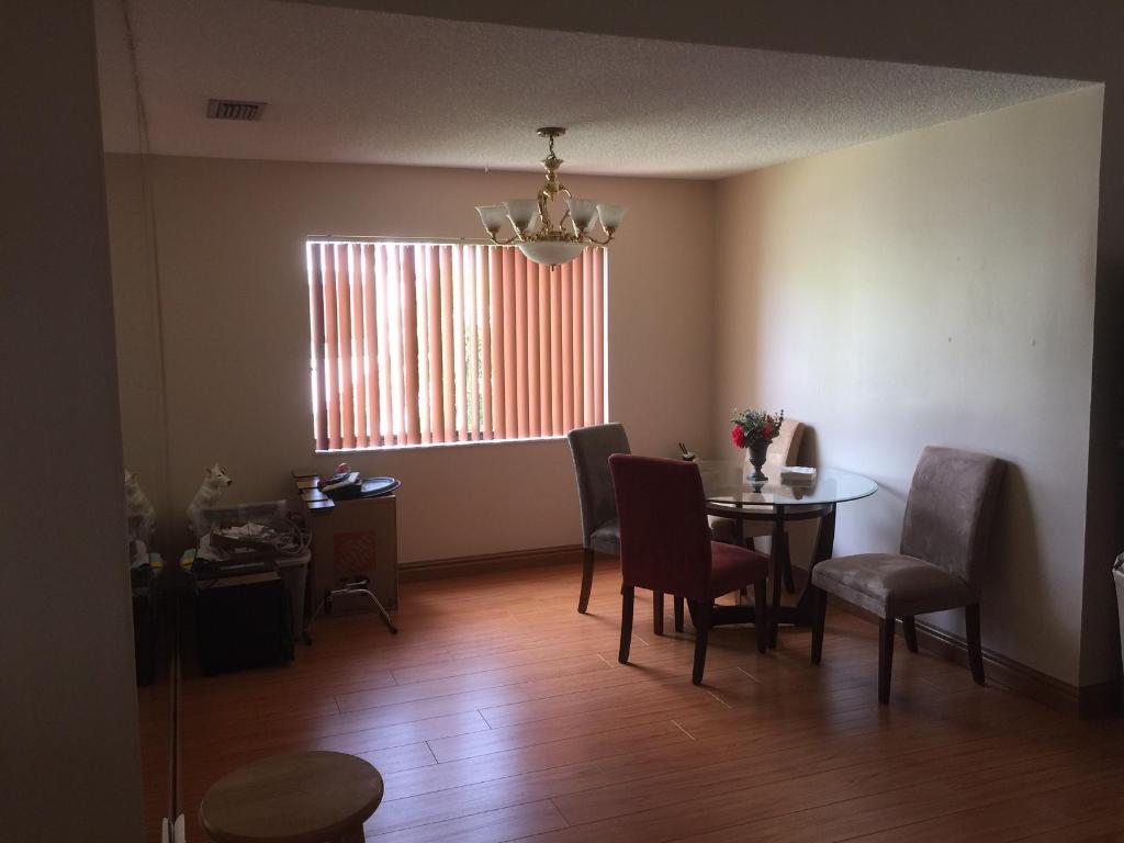 22 Lexington Lane W E