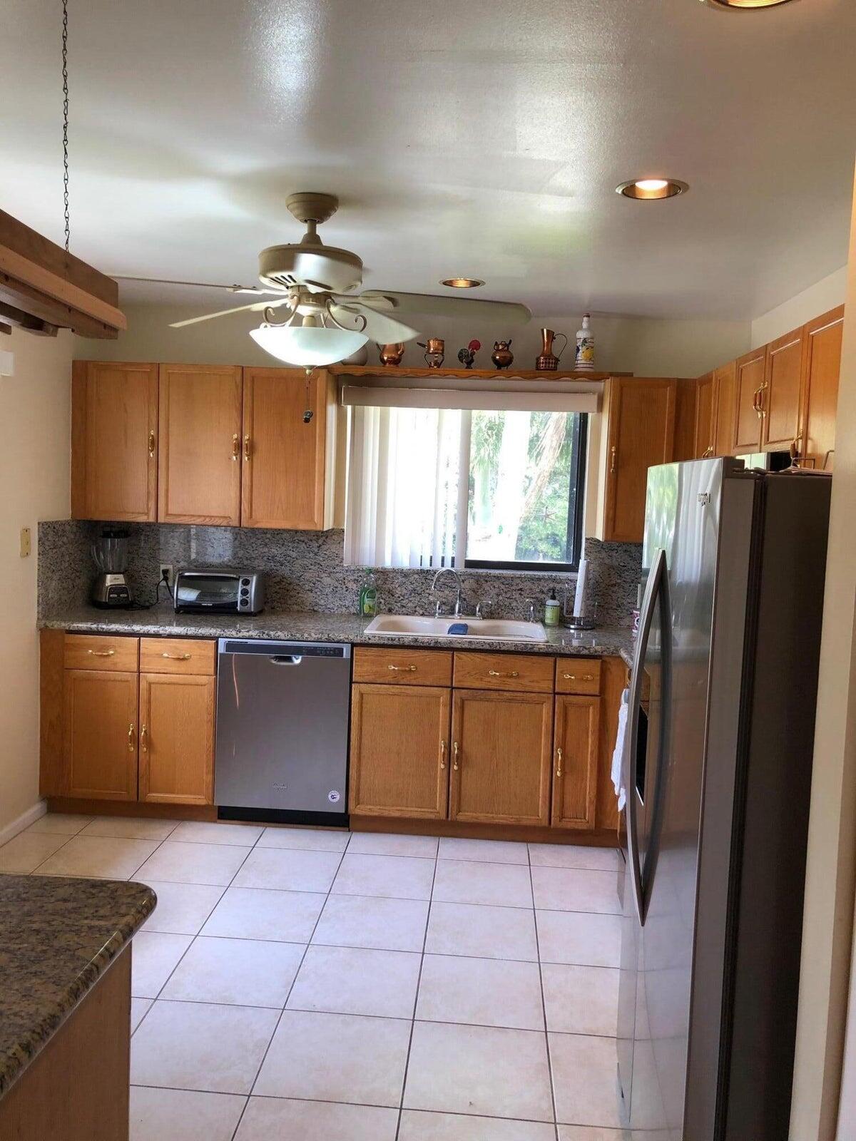 22 Lexington Lane W E